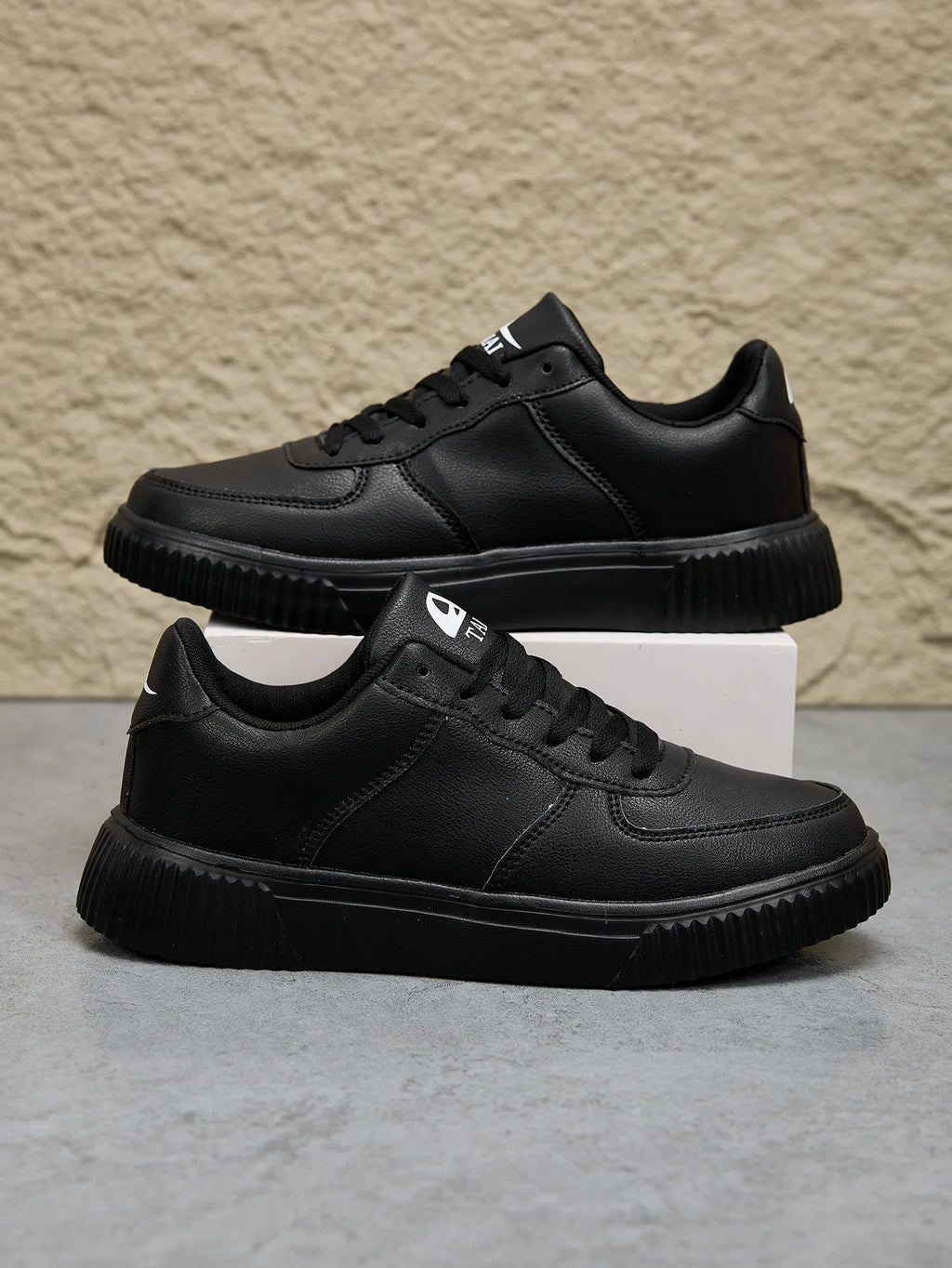 Unisex Sneakers Fashion Skateboard Shoes Lightweight Casual Sneaker Outdoor Walking Shoes Couples Footwear Classic Black White