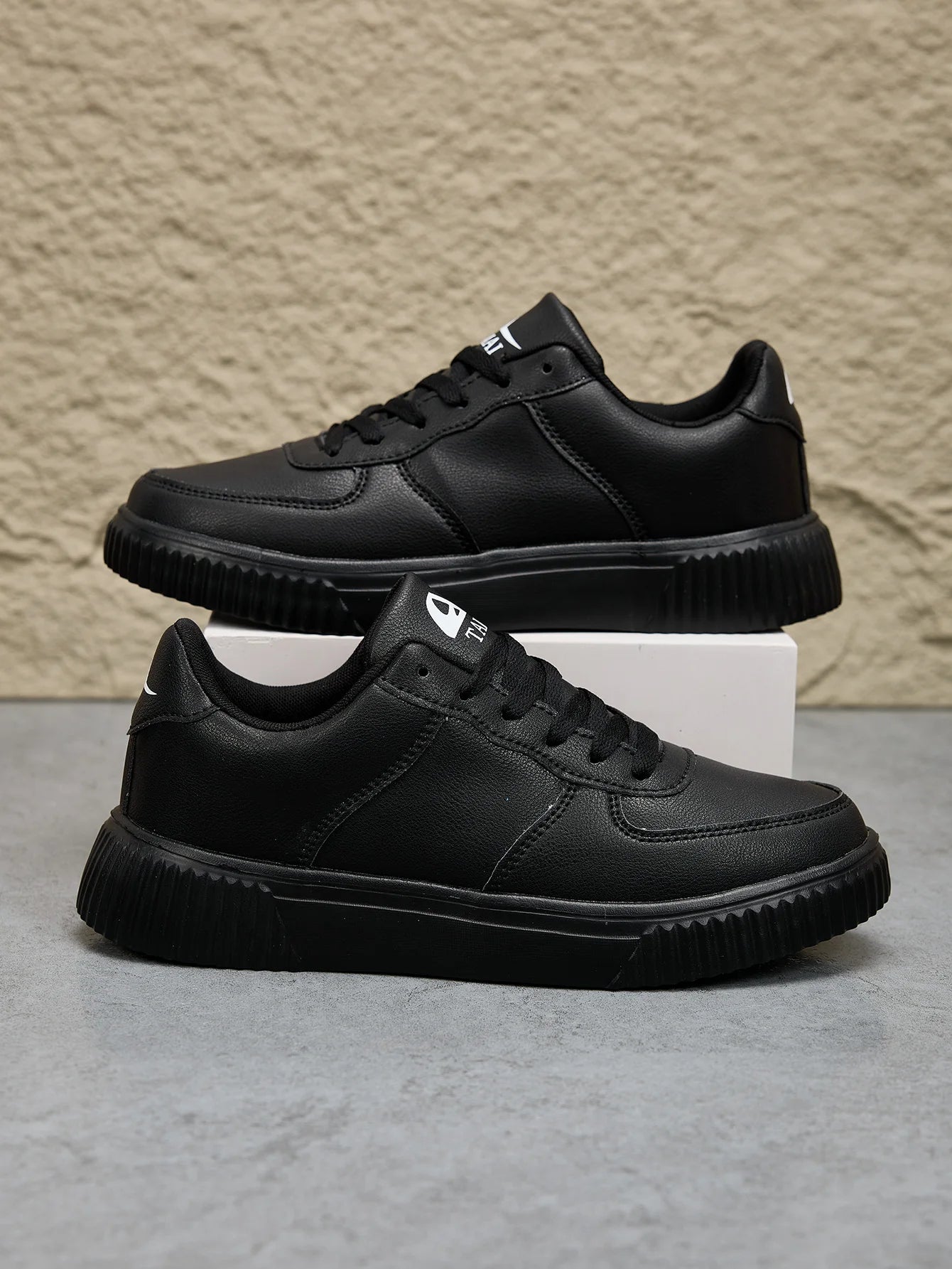 Unisex Sneakers Fashion Skateboard Shoes Lightweight Casual Sneaker Outdoor Walking Shoes Couples Footwear Classic Black White